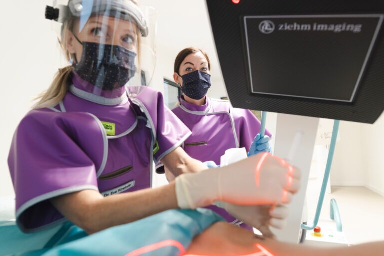 Eva Koetsier e Monica Scoppettuolo lavorando